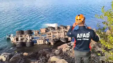Elazığ’da beton mikseri Hazar Gölü’ne uçtu: 1 yaralı