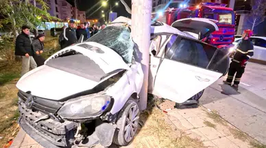 Aksaray'da otomobil elektrik direğine saplandı: 2 yaralı