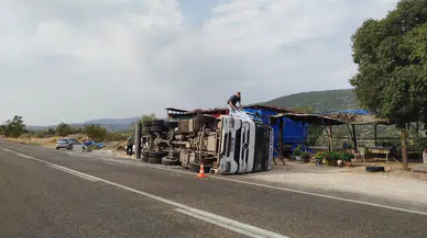 Mersin'de kamyon devrildi: Sürücü yara almadan kurtuldu!