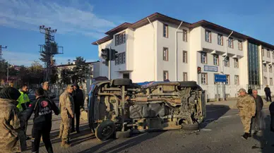 Gümüşhane'de makam aracı ile jandarma minibüsü çarpıştı: 2 asker yaralandı