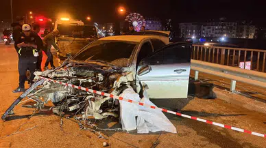 Hatay'da bariyerlere çarpan otomobilin motoru yola fırladı