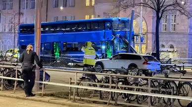 Stockholm’de otobüs durağa daldı: Ölü ve yaralılar var