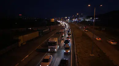 Tatil dönüşü 43 ilin geçiş noktasında trafik yoğunluğu!