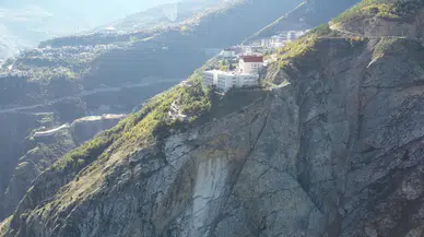 Artvin’de okulun altından kaya kopması: Öğrenciler tahliye edildi