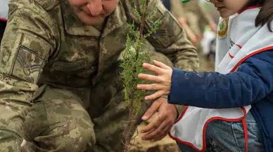 Manisa’da minik eller, yangın alanlarını fidanlarla yeşertti