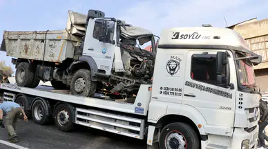 Trabzon’da park Halindeki kamyon dehşet saçtı: 3 araca çarpıp devrildi