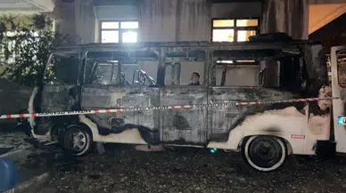 Antalya Serik'te minibüs yangını: Araç demir yığınına döndü!