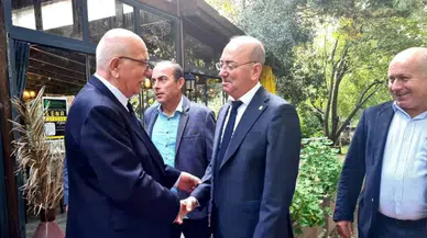 Edremit’te 20 yılını tamamlayan bakkal esnaflarına plaket