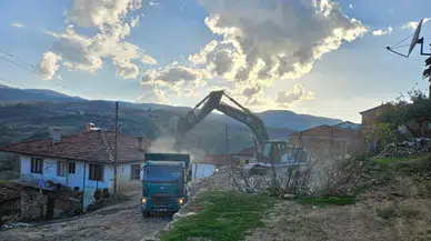 Balıkesir Sındırgı’da deprem felaketi: Büyükdağdere Mahallesi yıkım altında