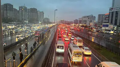 İstanbul'da sağanak yağış çilesi: Trafik yoğunluğu yüzde 90'a ulaştı