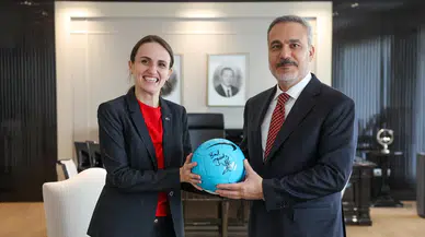 Romanya Dışişleri Bakanı, Bakan Fidan'a Hagi imzalı top hediye etti
