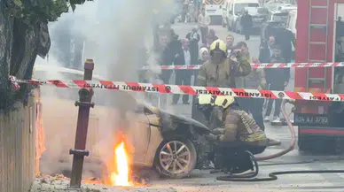 Küçükçekmece'de elektrik kabloları patladı: Otomobil alev aldı!