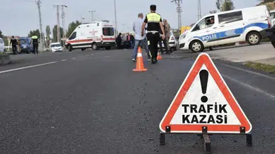 Adana'da korkunç kaza! Otomobil, tır ve bariyerlere girdi: 1 ölü