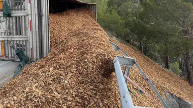 Anamur’da tır devrildi, sürücü hafif yaralı