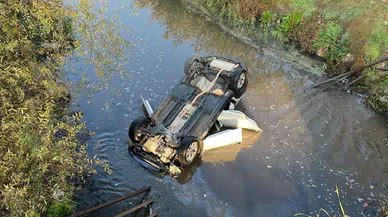 Amasya'da araç dereye düştü: 1'i çocuk 2 kişi kurtarıldı