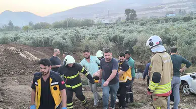 Hatay’da otomobil zeytin bahçesine uçtu