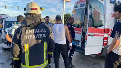Antalya’da kavşakta iki araç çarpıştı: 4 kişi yaralandı!