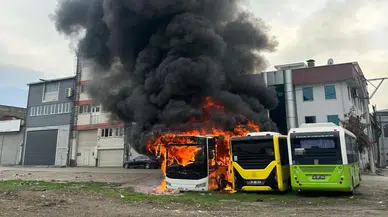 Bursa'da park halindeki 3 otobüs yandı!