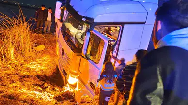 Erzurum'da tır tarlaya uçtu: 2 kişi hayatını kaybetti!
