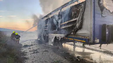 Balıkesir'de karton yüklü tır alev alev yandı