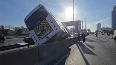 Kadıköy D-100 Karayolu’nda korkutan kaza: Servis minibüsü yan yattı