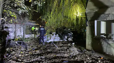 Sakarya'da iki otomobil çarpışarak bahçeye düştü: 1 ölü, 4 yaralı!