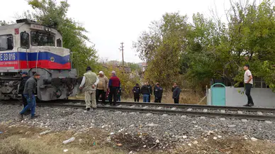 Malatya'da raylara düşen bir kişiye yük treni çarptı!