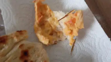 Elazığ'da ekmeğin içinden odun parçaları çıktı!