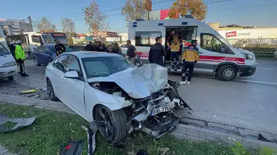 Bursa’da yarış halindeki iki otomobil belediye otobüsüne çarptı: 14 yaralı