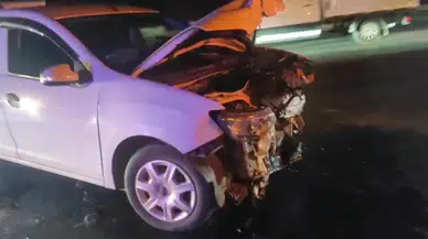 Manavgat’ta iki otomobil çarpıştı: 3 kişi yaralandı!