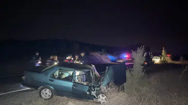 Uşak'ta otomobil, kepçeye çarptı: Baba öldü, oğlu yaralandı