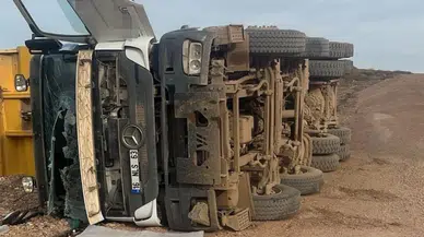Bursa'da yükünü boşaltan kamyon devrildi: Sürücü yaralandı!