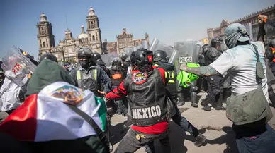 Meksika’da hükümet karşıtı protesto: 100’ü polis 120 kişi yaralandı!