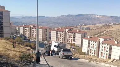 Şırnak’ta briket yüklü tır devrildi: 1 yaralı