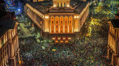 Bulgaristan’da binlerce kişi parlamentoyu ablukaya aldı