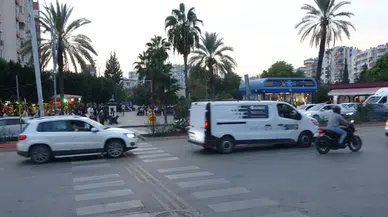 Adana’da kontrolden çıkan minibüs 4 araca çarptı