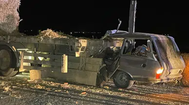 Karaman'da otomobil, tıra ok gibi saplandı: 2 ölü