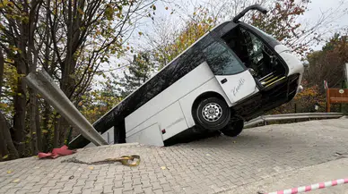 Kartepe’de tehlikeli anlar! Tur otobüsü şarampole düştü