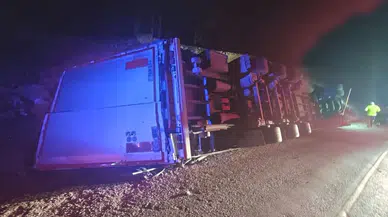 Mersin'de yabancı plakalı tır devrildi: Sürücü hayatını kaybetti!