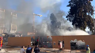 İzmir Bayraklı'da şantiye yangını! Ekipler müdahale ediyor