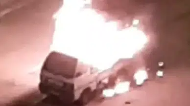 Adana’da gece yarısı panik anları: Tantuni kamyoneti yandı