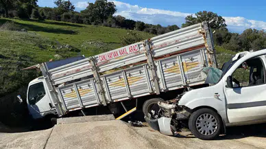 Çanakkale’de ticari araç ve kamyonet çarpıştı: 2’si ağır 5 kişi yaralandı