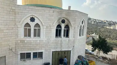 İsrailliler, Batı Şeria'da bir camiyi ateşe verdi