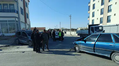 Aksaray’da hafif ticari araç ile otomobil çarpıştı: 7 kişi yaralandı!