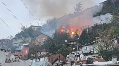 Bursa'da 2 katlı evde yangın: 80 yaşındaki adam kayboldu