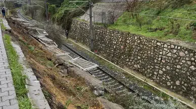 Balıkesir Bandırma’da tren yolu yanındaki istinat duvarı çöktü