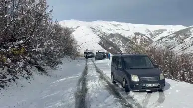 Muş’ta kar yağışı nedeniyle 14 köy yolu kapandı: 4 araç mahsur kaldı!