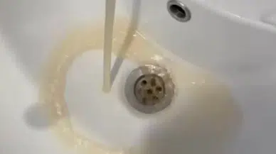 Ümraniye'de vatandaşlar musluklardan akan kirli suya tepki gösterdi!