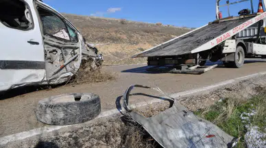 Isparta'da gizli buzlanma kazası: Şarampole yuvarlanan otomobilde 4 yaralı