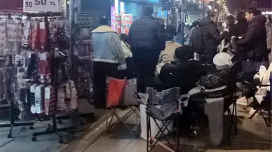 İzmir Alsancak’ta indirim kuyruğu gece başladı: Battaniyelerle sabahladılar